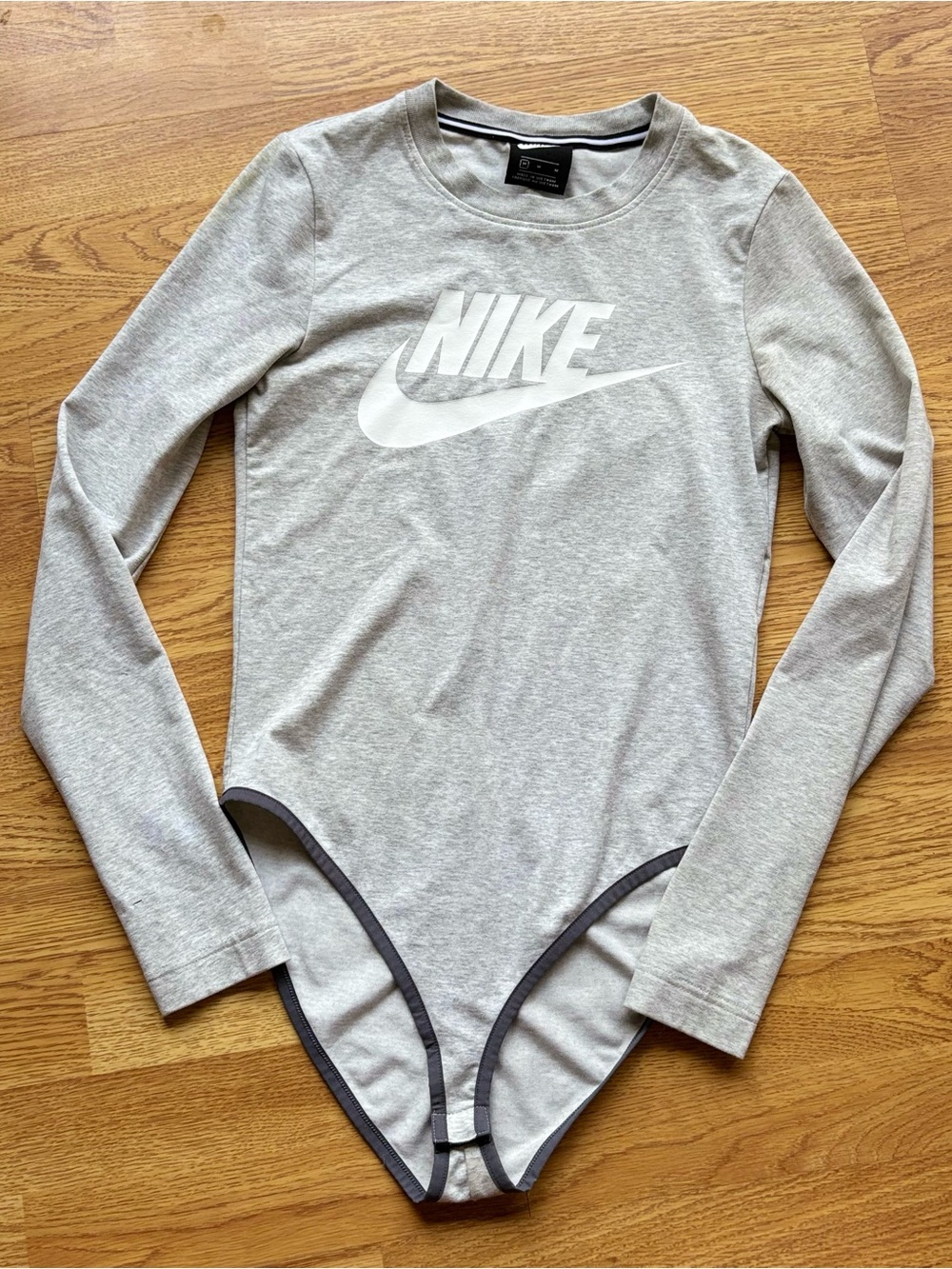 Nike Light Heathered Gray Long-Sleeve Heritage Snap Logo Swoosh Bodysuit Sz M